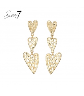 Goudkleurige oorhangers in hartvorm met een opengewerkt design