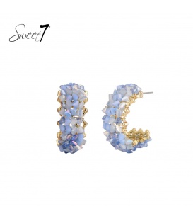 Oorbellen met blauwe kralen en goudkleurige details