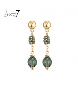 Groene oorhangers met facetkralen en goudkleurig knopje