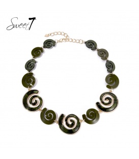 Korte halsketting met donkergroene spiralen en goudkleurige rand