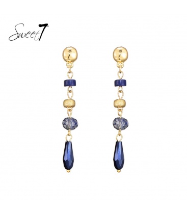 Blauwe oorhangers en met goudkleurige details 
