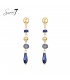 Blauwe oorhangers en met goudkleurige details 