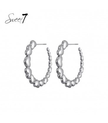 Zilverkleurige oorringen met hartvormige details