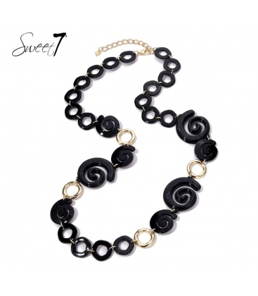 Zwarte lange halsketting met spiralen en goudkleurige accenten