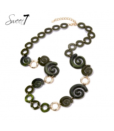 Halsketting met groene spiralen en goudkleurige cirkels