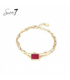 Goudkleurige armband met een fijn kettinkje en rode steen