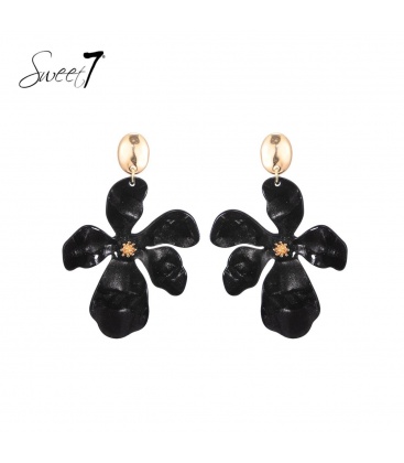 Zwarte oorhangers in de vorm van een bloem