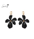 Zwarte oorhangers in de vorm van een bloem