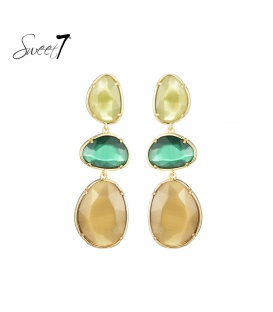 Groene oorhangers met cat eye stenen en een goudkleurige omlijsting