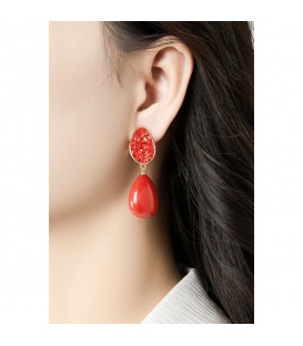 Oorclips met een groene druppel hanger en steentjes detail