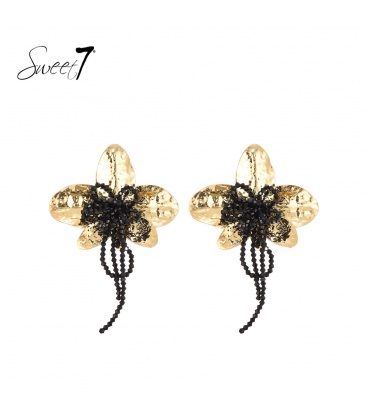 Goudkleurige oorhangers in bloemvorm met zwarte kralen