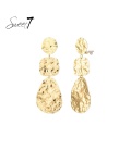 Oorclips goudkleurig in statement stijl met een gehamerd design