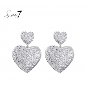 Zilverkleurige oorhangers met gehamerd hartdesign