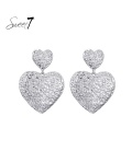 Zilverkleurige oorhangers met gehamerd hartdesign