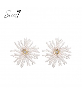 Beige oorhangers met kleine kralen en kristal steentjes in het midden