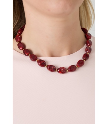 Halsketting met blauwe kralen en goudkleurige details