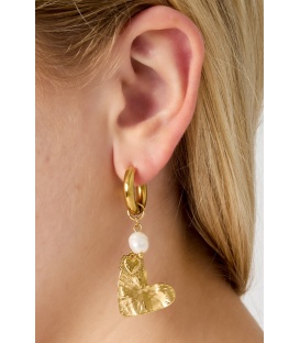 Zilverkleurige oorhangers met een gehamerd hart en wit pareltje