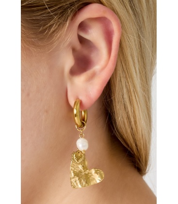 Zilverkleurige oorhangers met een gehamerd hart en wit pareltje