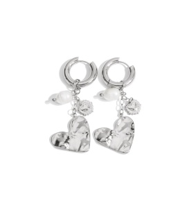 Zilverkleurige oorhangers met een gehamerd hart en wit pareltje