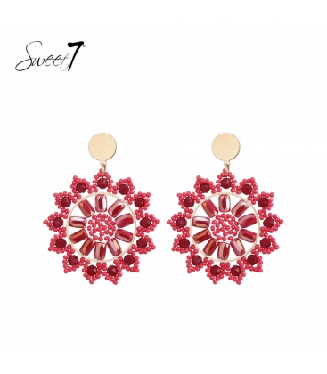 Rode oorhangers met glas kralen en bloemvormig patroon