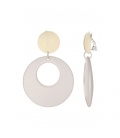 Creme oorclips met een ronde bovenzijde en lichtgrijze open cirkelvormige hanger.