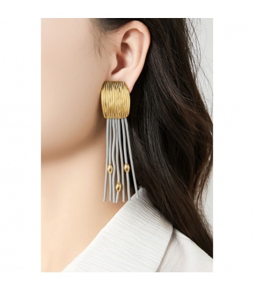 Oorclips met grijze strengen en goudkleurige kralen