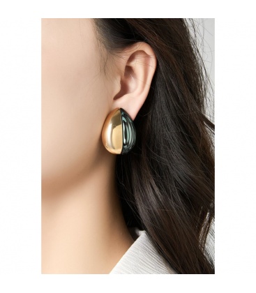 Oorclips ene helft zwartgroen en een helft goudkleurig 