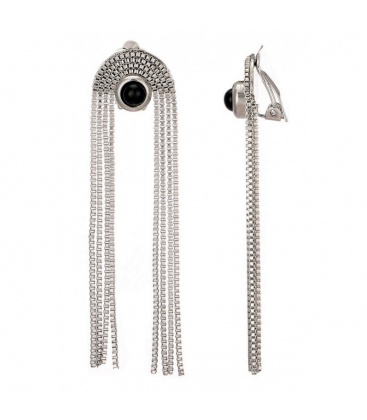 Oorclips met lange zilverkleurige kettingen en zwarte steen