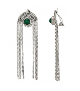 Oorclip met lange zilverkleurige kettingen en een groen steentje