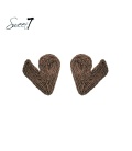 Bruine oorhangers met een raffia hart 