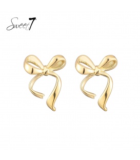 Goudkleurige oorhangers in de vorm van een strik