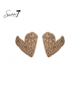 Camel kleurige oorbellen van raffia in hartvorm