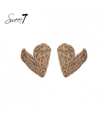 Camel kleurige oorbellen van raffia in hartvorm