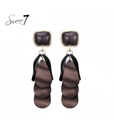 Bruine lange oorhangers met een vierkant element en hangers