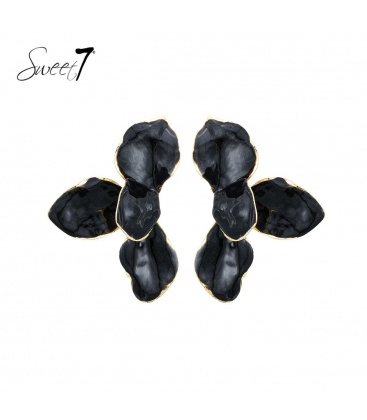 Oorbel zwarte bloem met goudaccent design