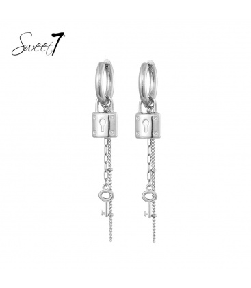 Zilverkleurige oorbellen met als bedel een slotje en een sleuteltje