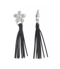 Oorclips met zilverkleurige bloem en lange zwarte rubberen strengen