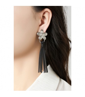 Oorclips met goudkleurige bloem en grijze rubberen franjes