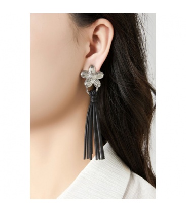 Oorclips met goudkleurige bloem en grijze rubberen franjes