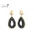 Oorclips zwart met een open druppeldesign en facetkralen