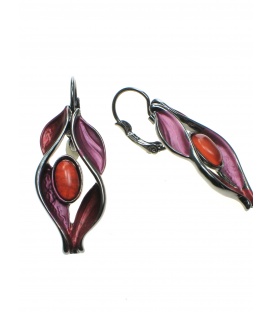 Prachtige oorbellen met een rood glas steentje in het midden