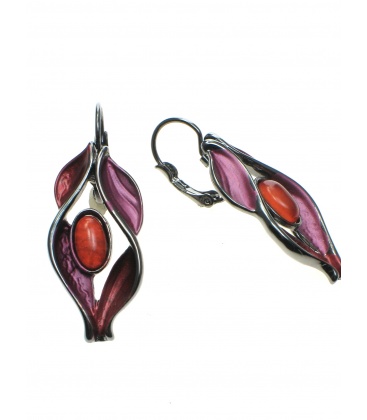 Prachtige oorbellen met een rood glas steentje in het midden