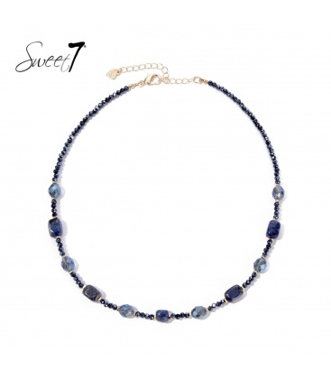Blauwe korte halsketting met afwisselende blauwe glaskralen