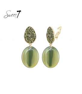 Groene oorclips met glas steentjes en een ovale hanger