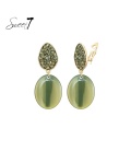 Groene oorclips met glas steentjes en een ovale hanger