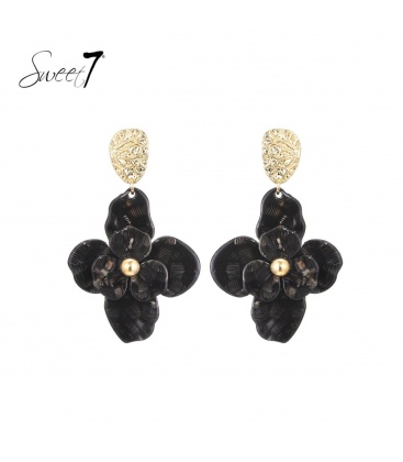 Zwarte bloem oorbellen met goudkleurige kern en oorstukje