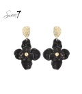 Zwarte bloem oorbellen met goudkleurige kern en oorstukje