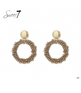 Beige oorbellen in cirkelvorm met goudkleurige kralen