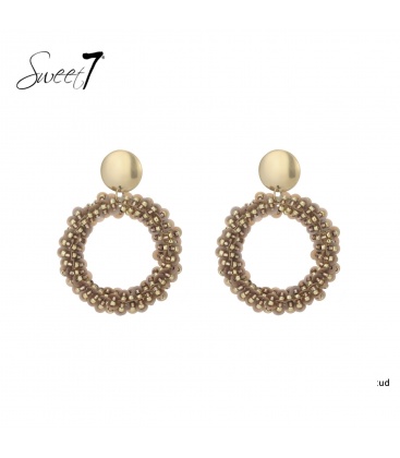 Beige oorbellen in cirkelvorm met goudkleurige kralen