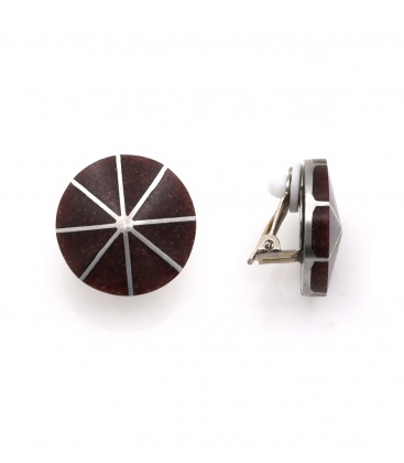 Bruine oorclips met zilverkleurige lijnen.